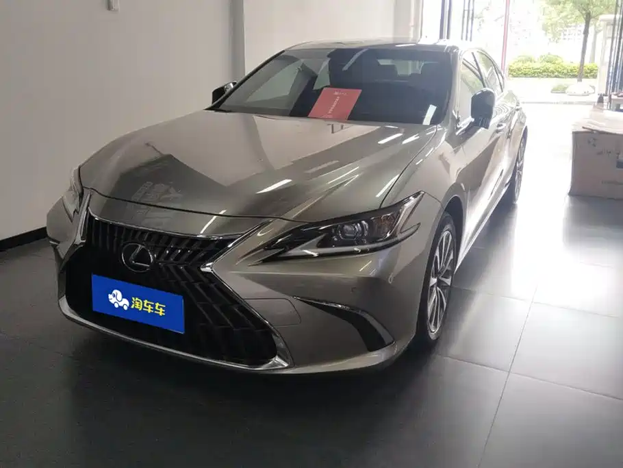 Фото 1 - Lexus ES
