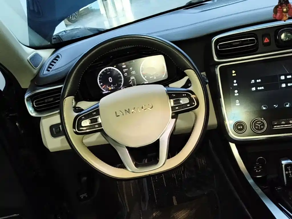 Photo 11 - Lynk & Co 01