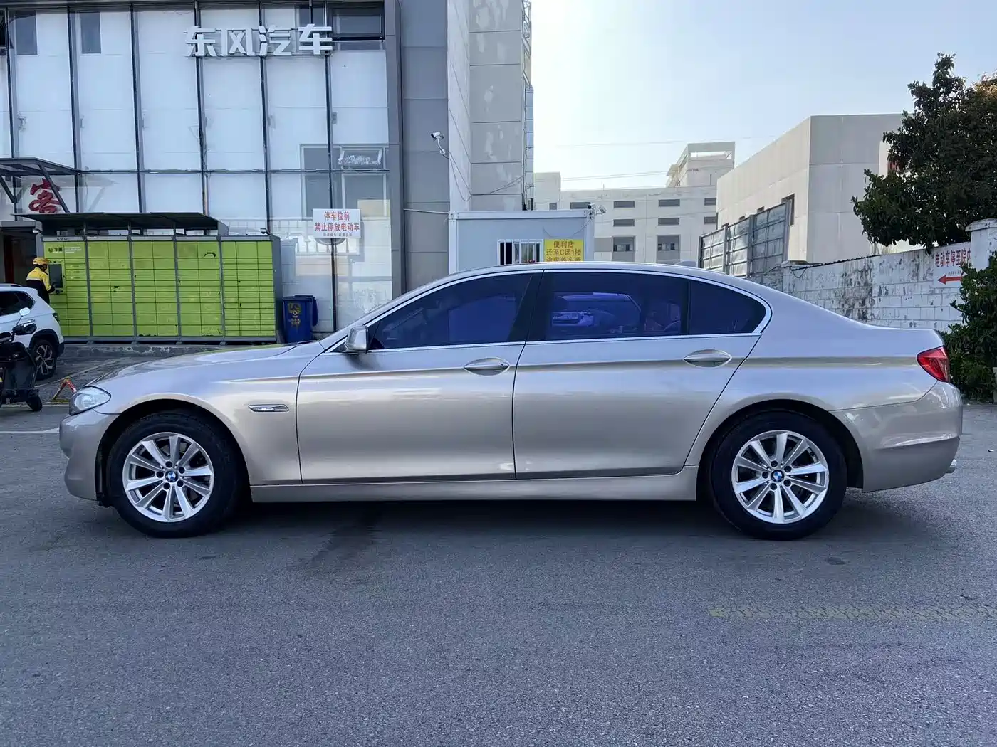 BMW 5 Series 2012 523Li Luxury фото 5