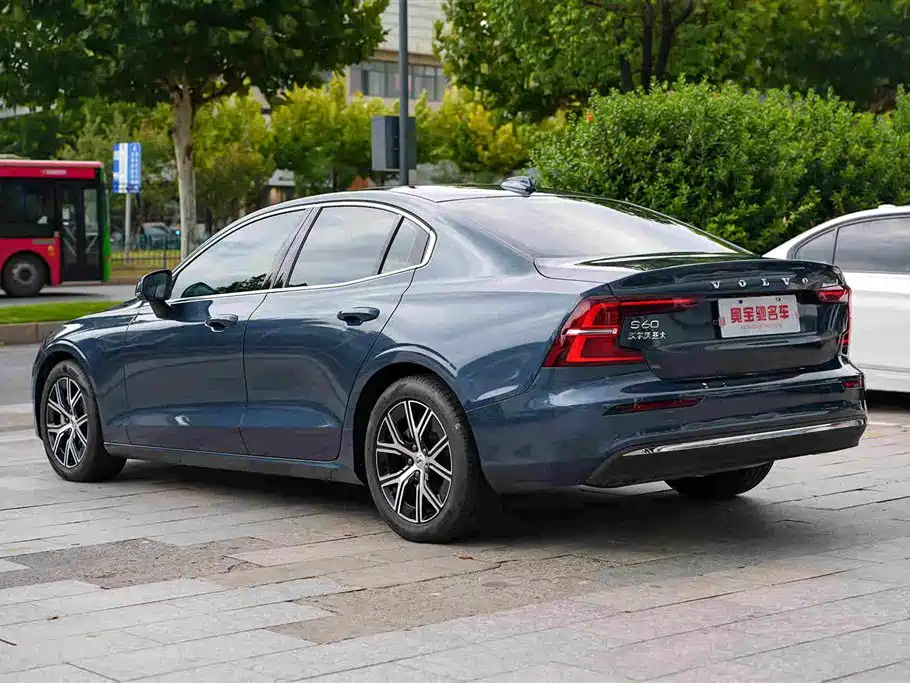Volvo S60 2026 2025 B4 Smart Luxury Edition