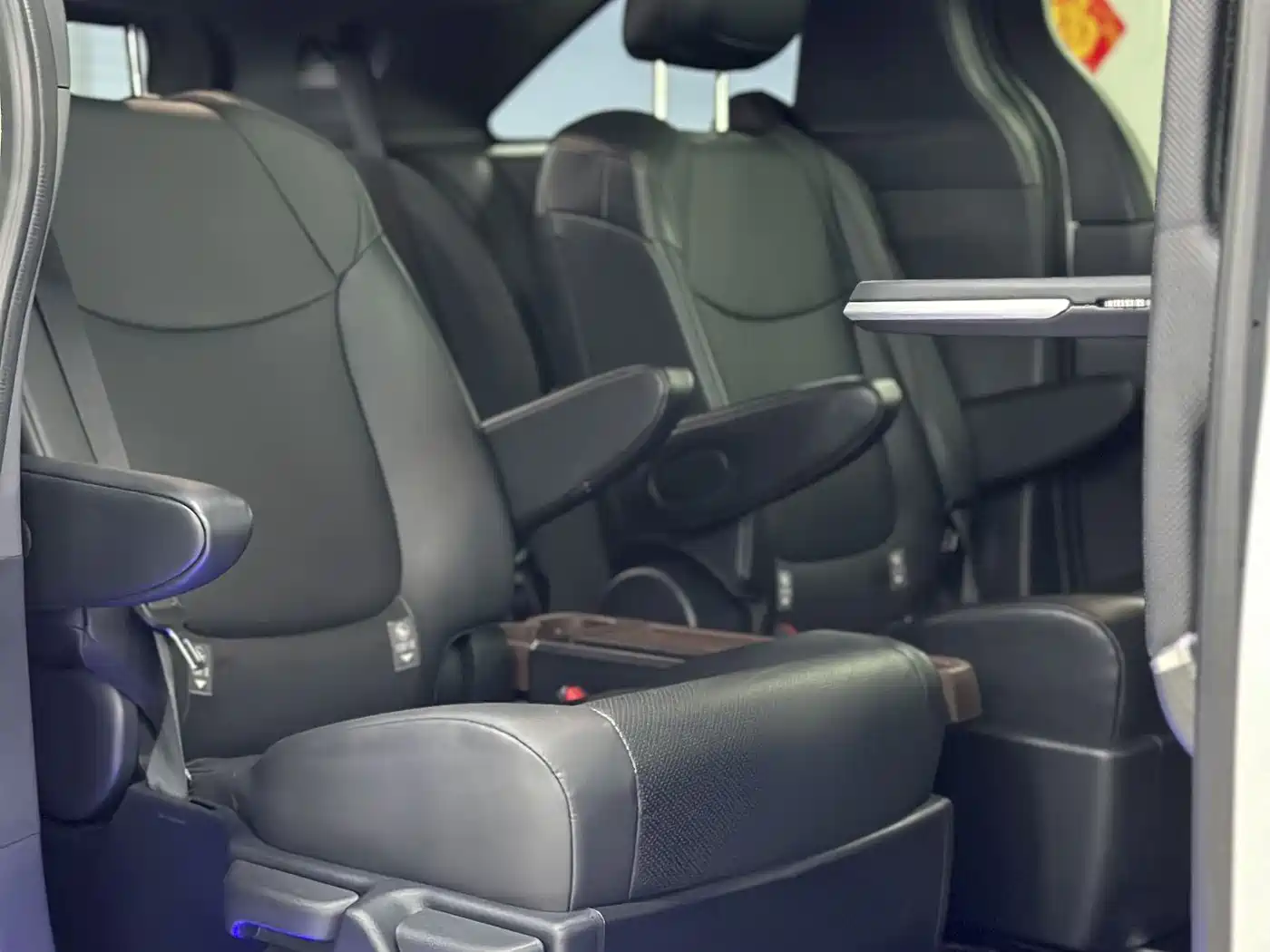 Toyota Granvia 2024 2.5L Hybrid Premium PLUS 4WD Edition фото 13
