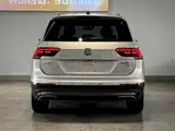 Photo 8 - Volkswagen Tiguan L
