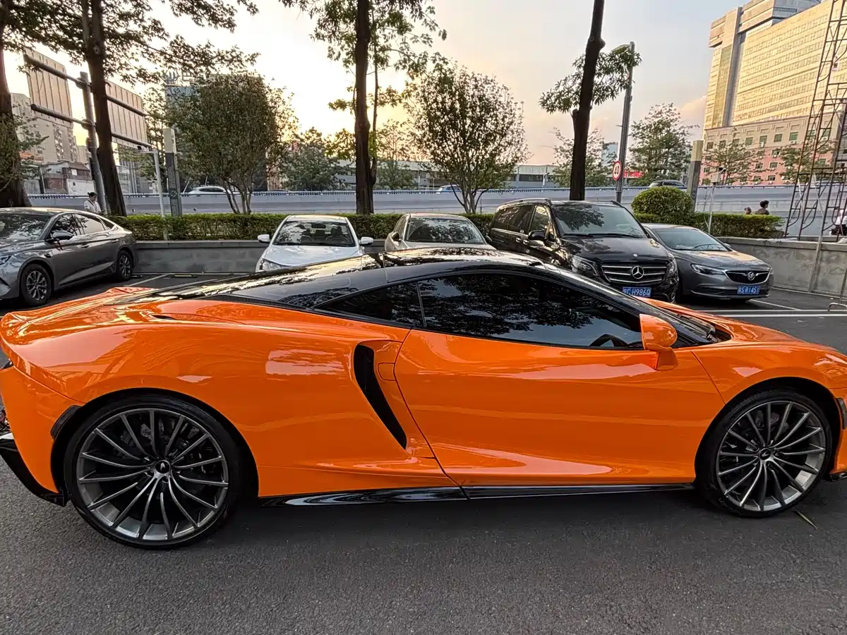 Photo 6 - McLaren GT