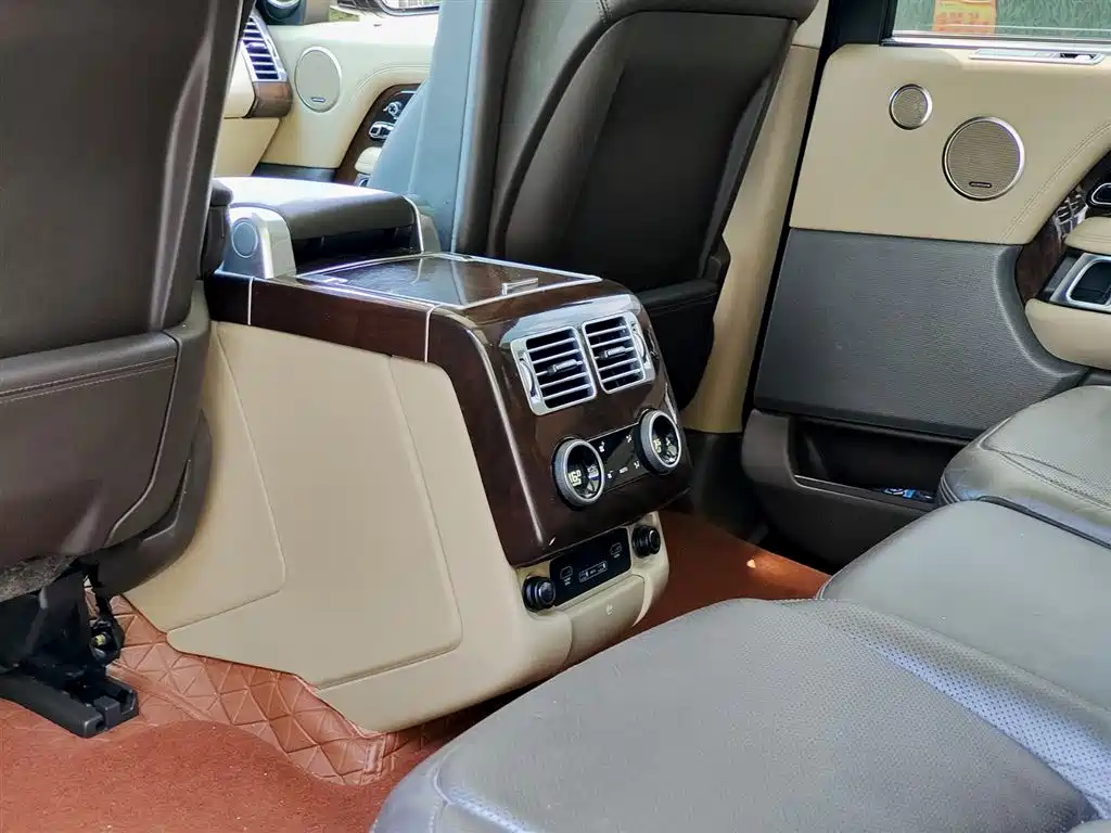 Land Rover Range Rover 2021 3.0 L6 Heritage Extended Classic Edition фото 9