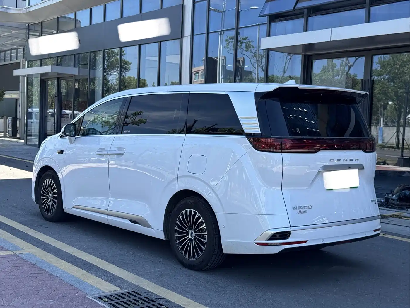Denza D9 2025 2025 Model DM-i Smart Drive Edition 1020 AWD Flagship
