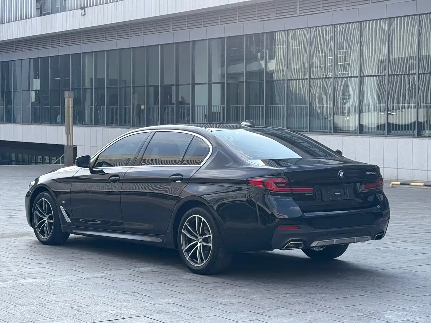BMW 5 Series 2021 525Li M Sport Package фото 12