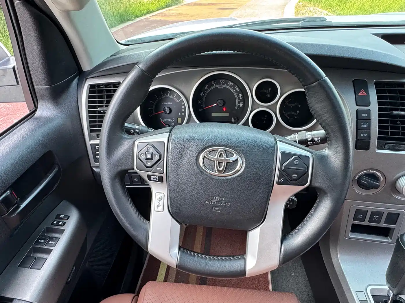 Toyota Sequoia 2010 5.7 Platinum Edition фото 19