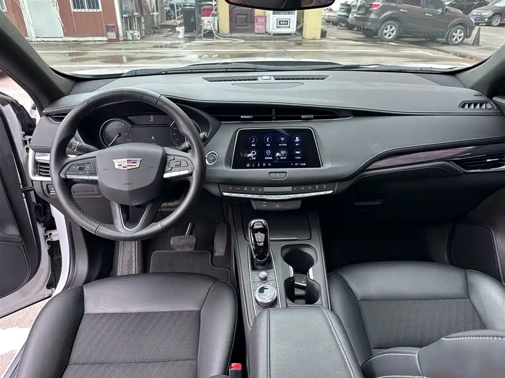 CADILLAC XT4