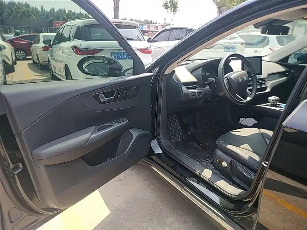 Hongqi E-QM5 2021 Charging T3 Version 5-seater фото 16