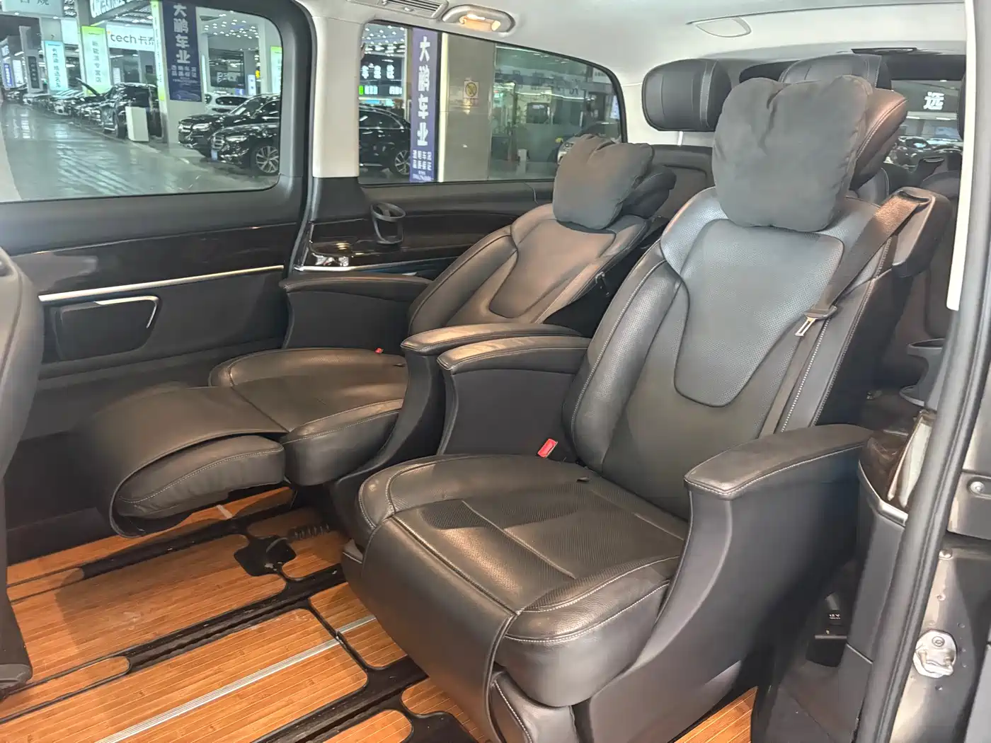 Mercedes-Benz V-Class 2017 Model V 260 L Premium Extended Edition фото 6