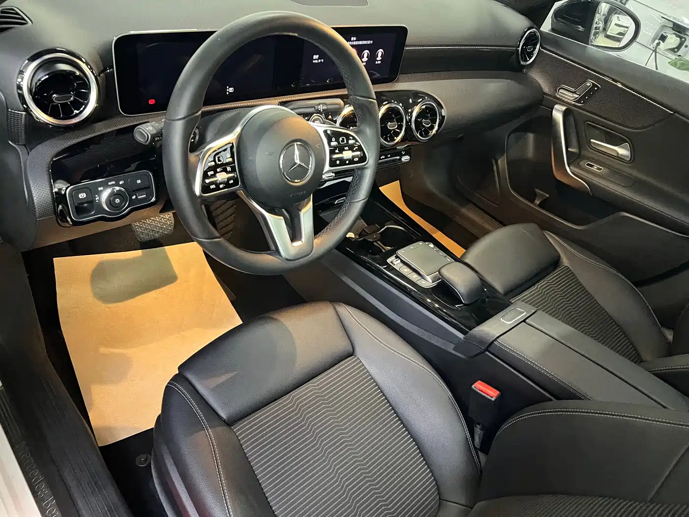 Mercedes-Benz A-Class (Import) 2019 A 200 Fashion Version фото 4