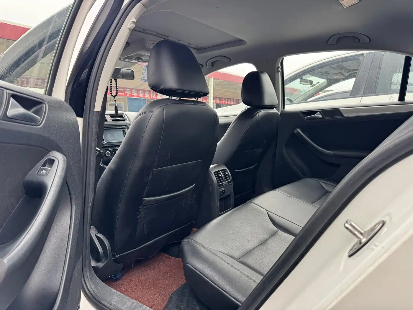 Volkswagen Sagitar 2014 Facelift 1.6L Manual Comfort фото 4