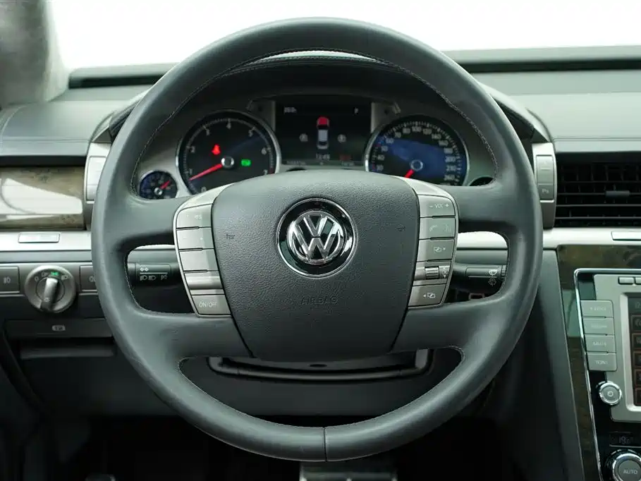 Volkswagen Phaeton 2011 4.2L V8 4-seat Extended Individual Edition фото 10