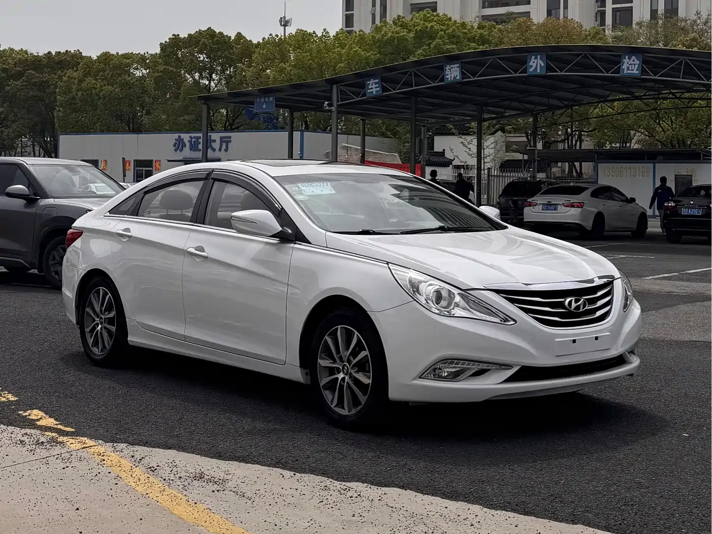 Hyundai Sonata 2015 Classic 2.0L Automatic Luxury Edition фото 3