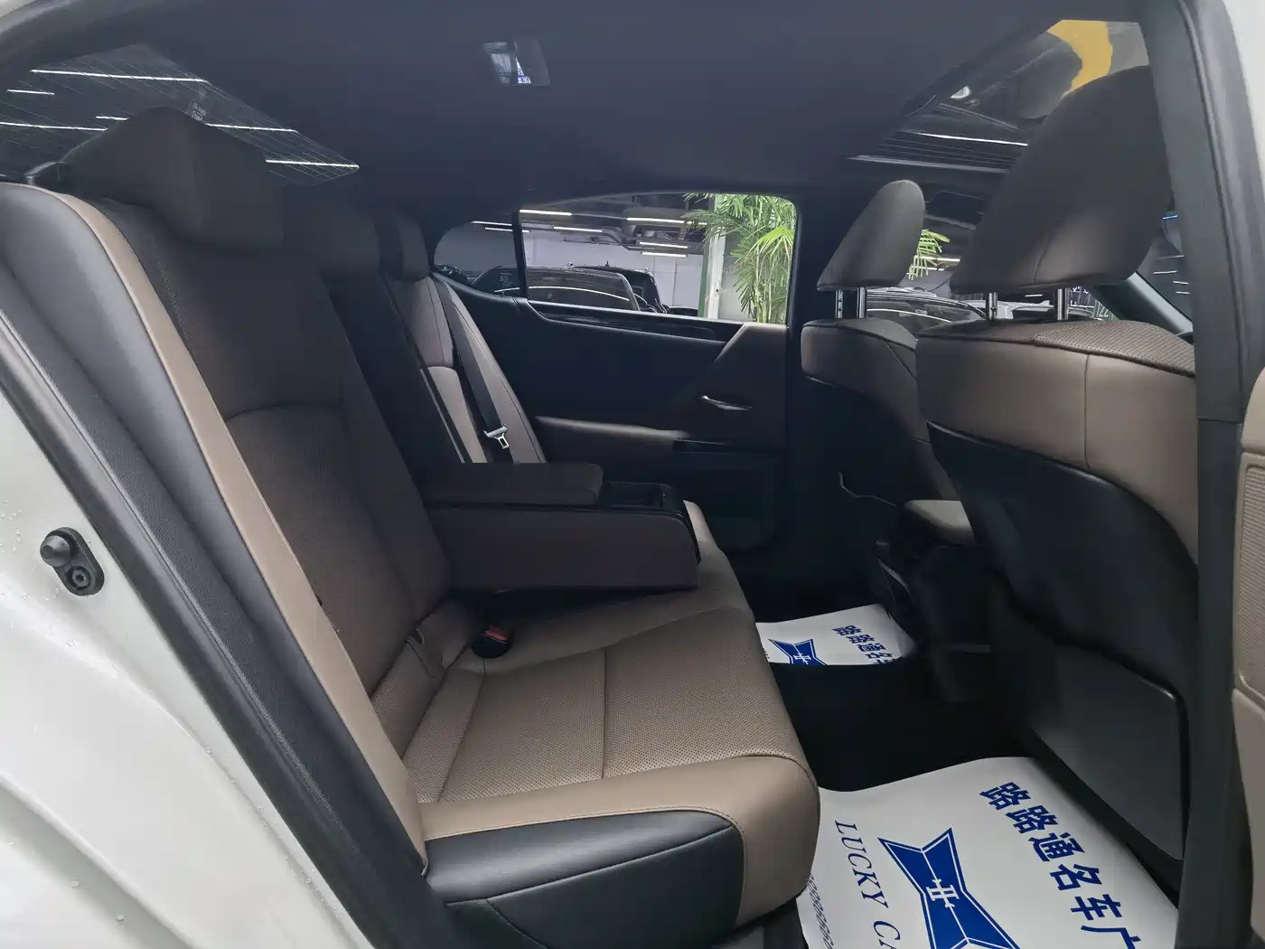 Lexus ES 2023 200 Excellence Edition фото 9