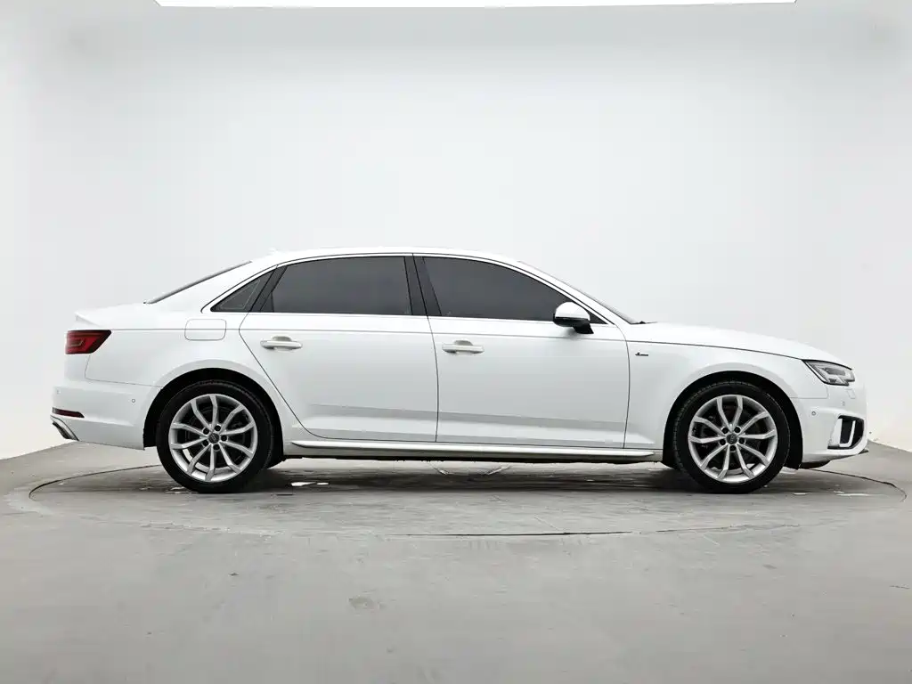 Photo 5 - Audi A4L