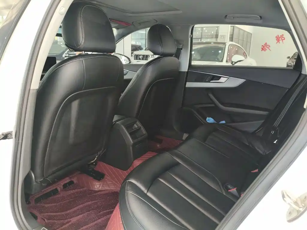 Фото 15 - Audi A4L