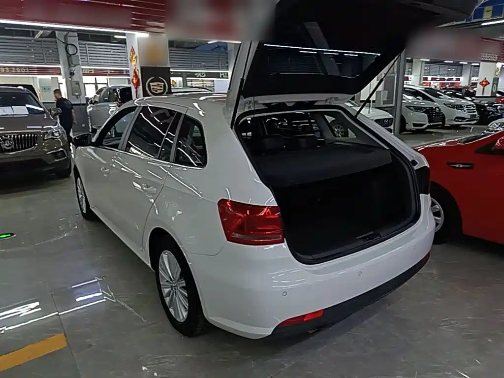 Volkswagen Lavida Tour 2013 1.6L Automatic Comfort фото 5