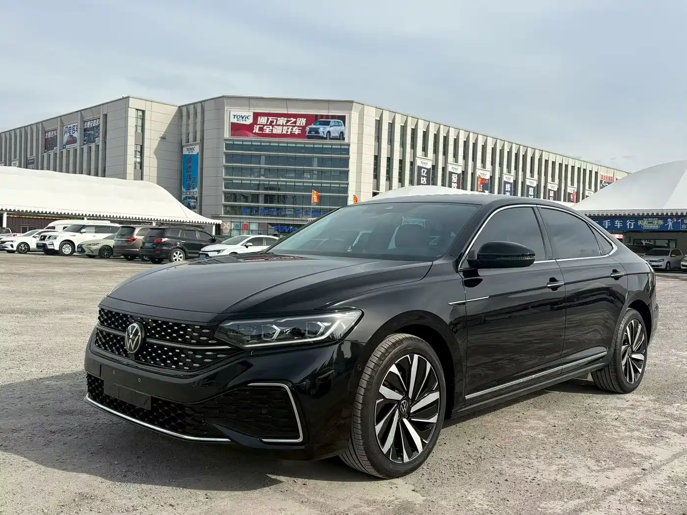 Volkswagen Passat 2023 330TSI Starlight Luxury Edition фото 3