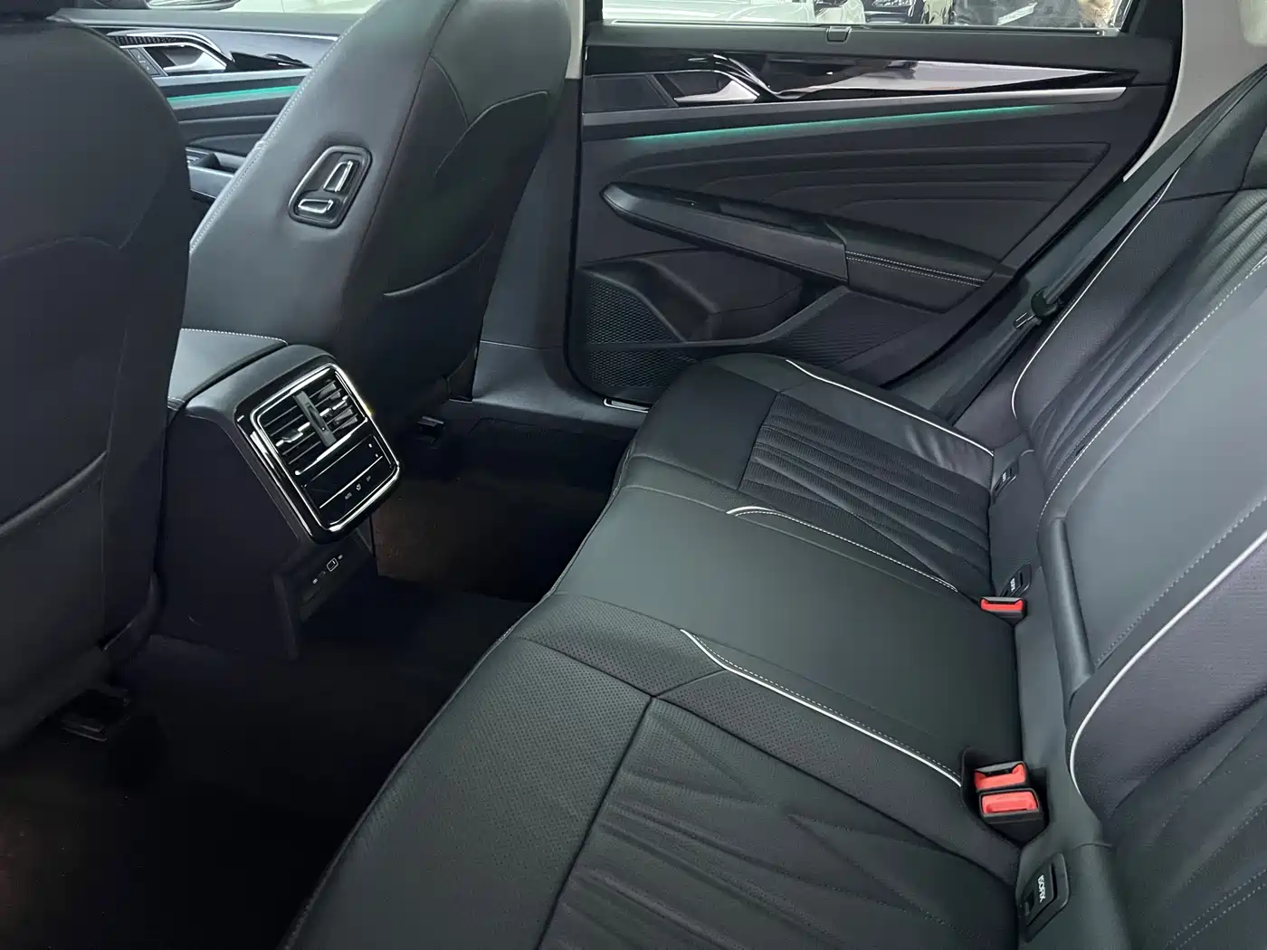 Volkswagen Passat 2023 380TSI Luxury Edition фото 7