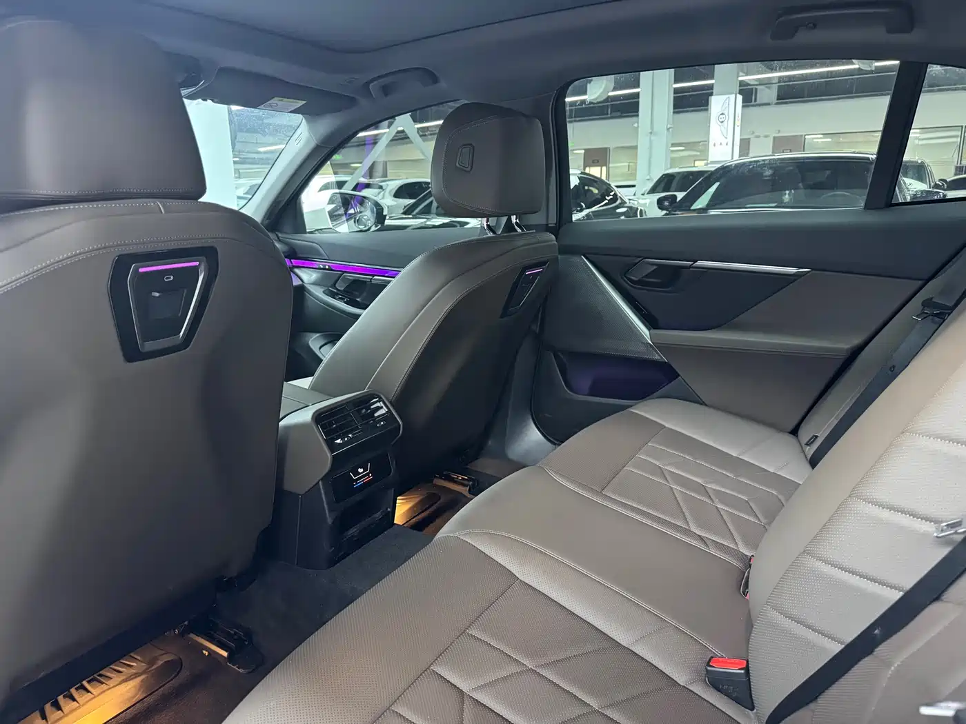 BMW 5 Series 2025 525Li M Sport Package фото 8