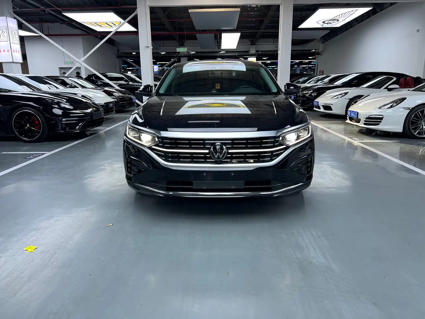 Volkswagen Passat 2023 380TSI Luxury Edition фото 2