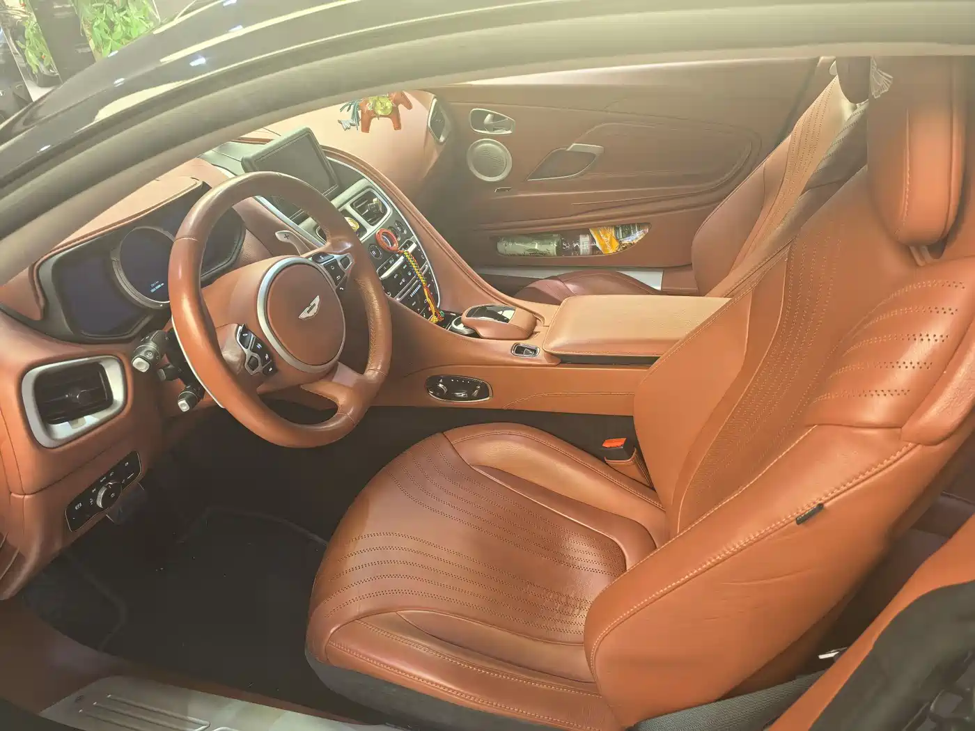 Фото 8 - Aston Martin DB11