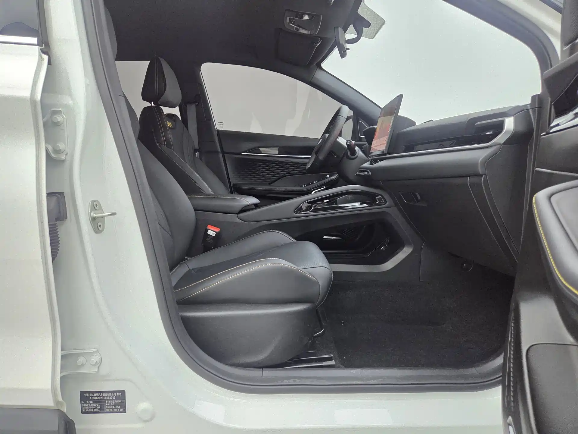 Фото 9 - Geely Coolray