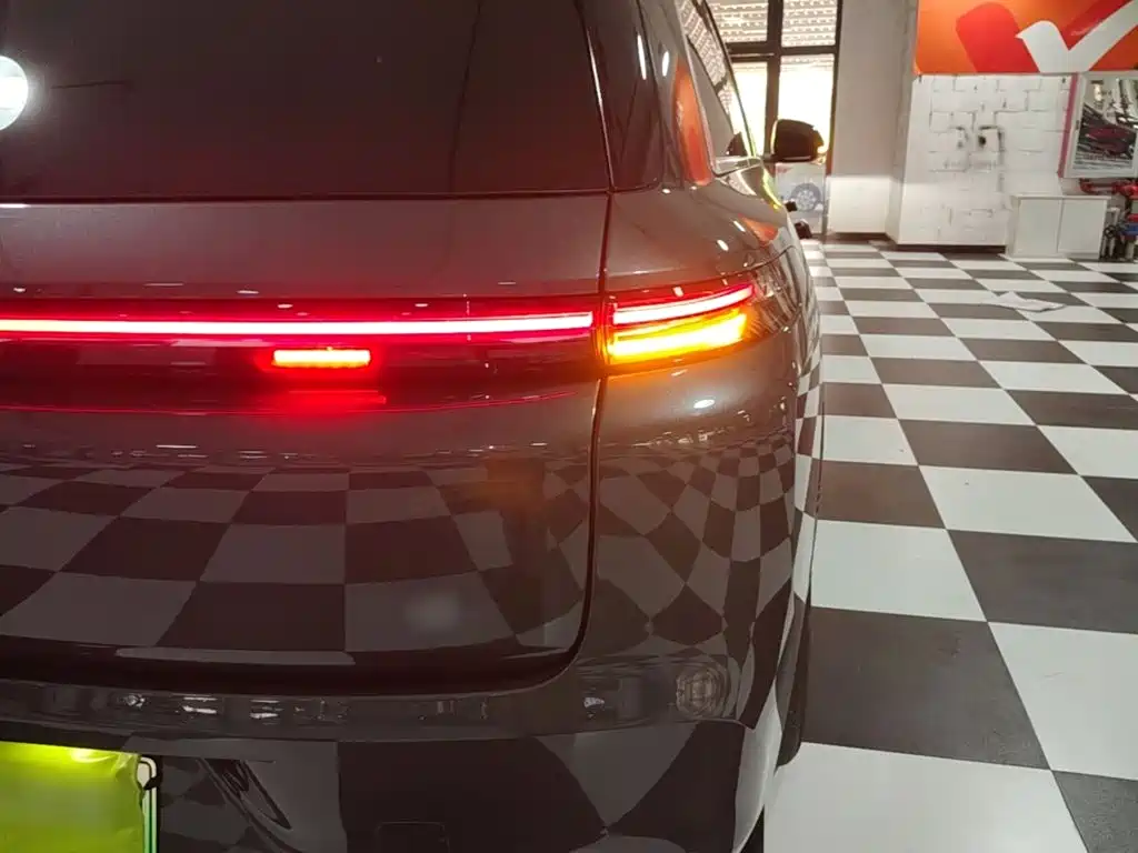 Фото 8 - Li Auto Li L8