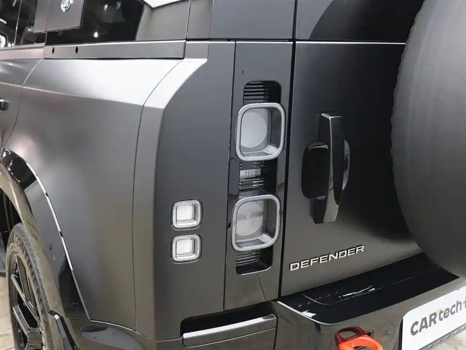Land Rover Defender 2024 110 3.0T P400 X фото 30