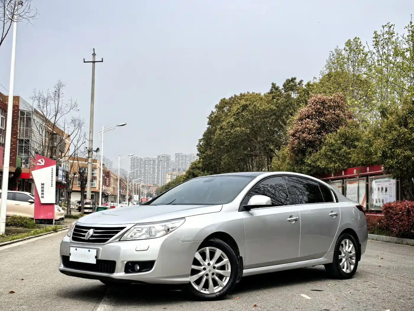 Renault Latitude 2011 2.5L Automatic Flagship Navigation Edition