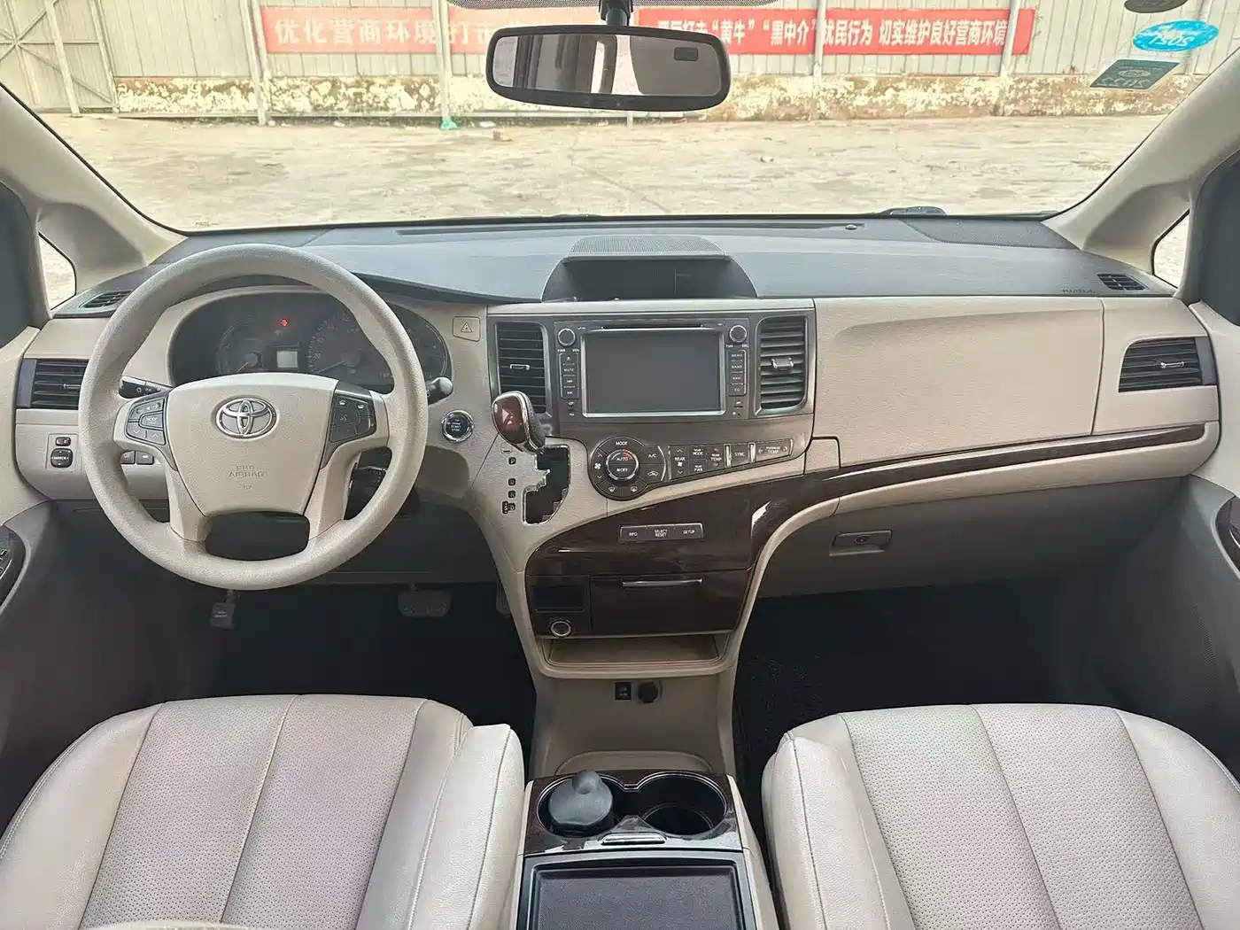 Toyota Sienna 2015 3.5L 2WD LE фото 4