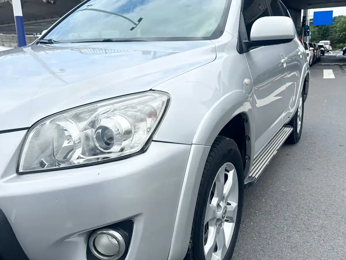 Toyota RAV4 Rongfang 2010 2.4L Automatic Luxury Upgrade Edition фото 10