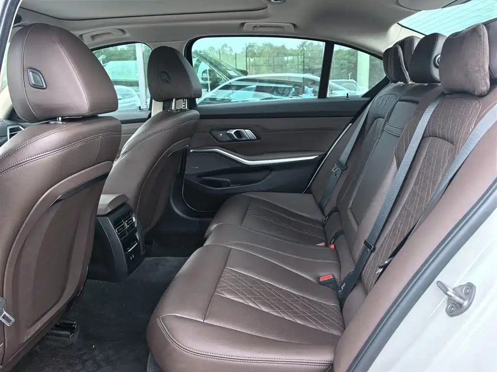 BMW 3 Series 2025 330Li M Sport Night Edition фото 15