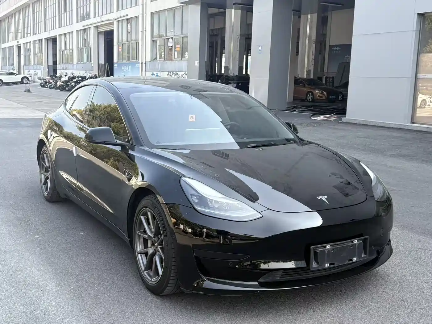 TESLA MODEL 3