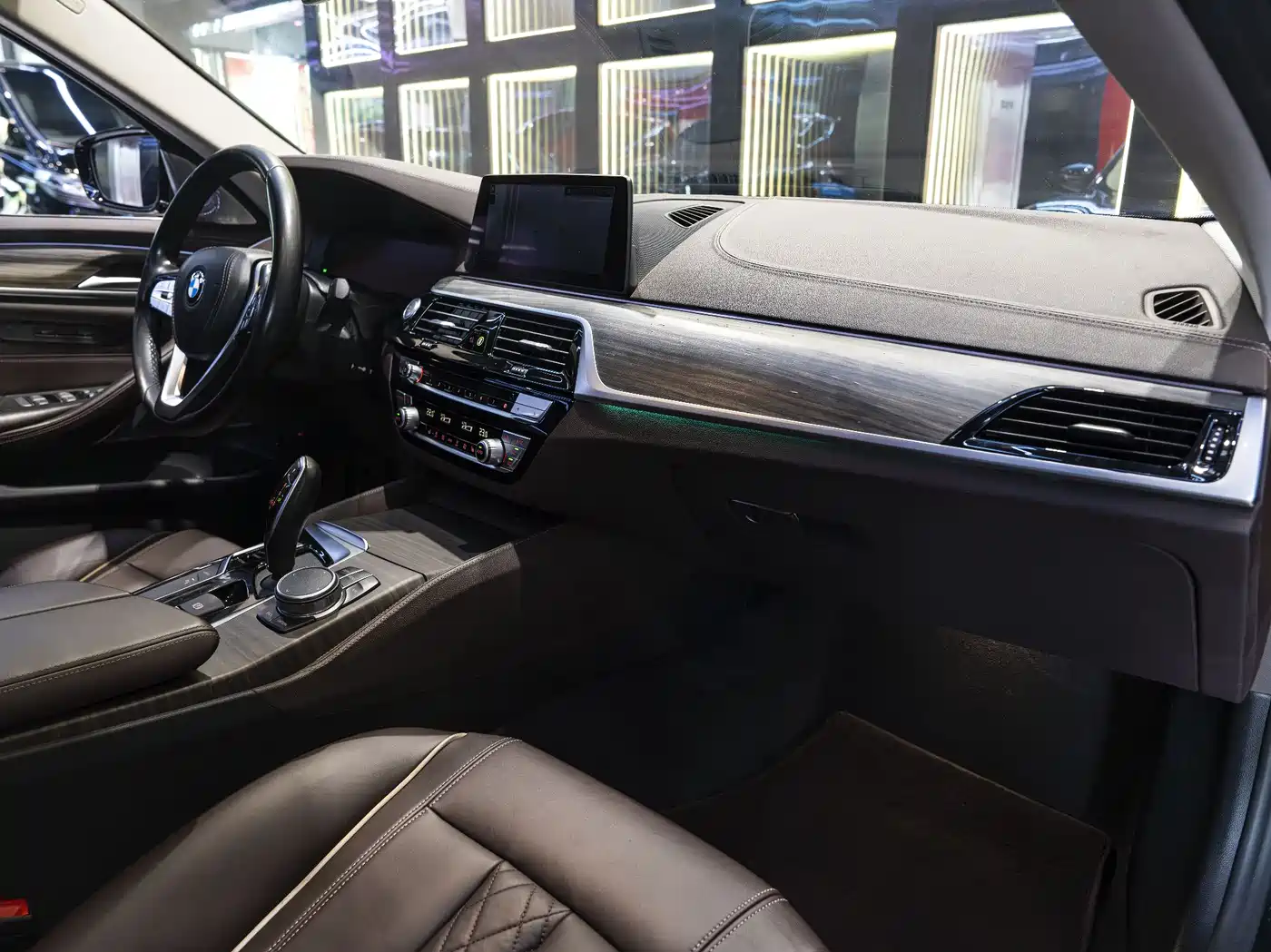 BMW 5 Series New Energy 2020 530Le Luxury Package фото 15