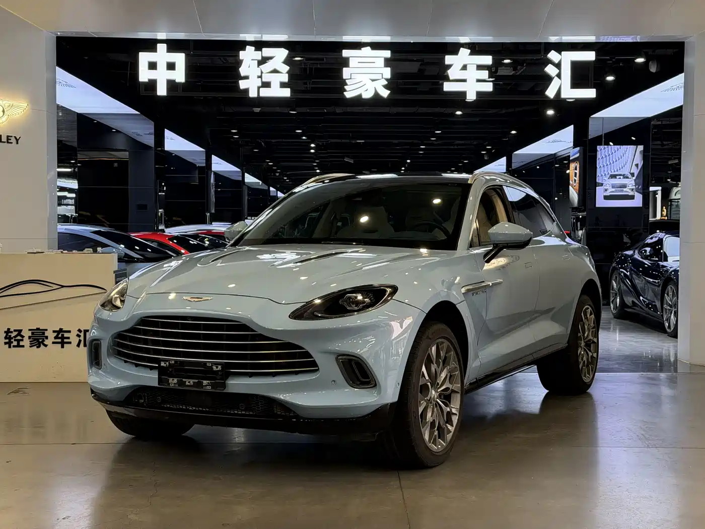 ASTON MARTIN DBX