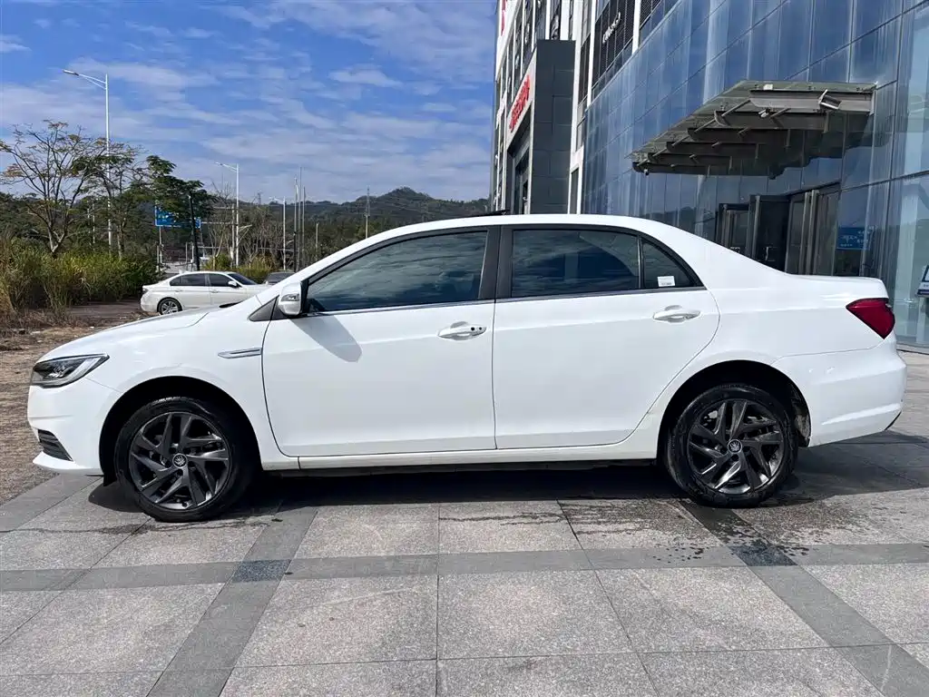 BYD Qin New Energy 2019 Long Range Luxury Edition фото 3