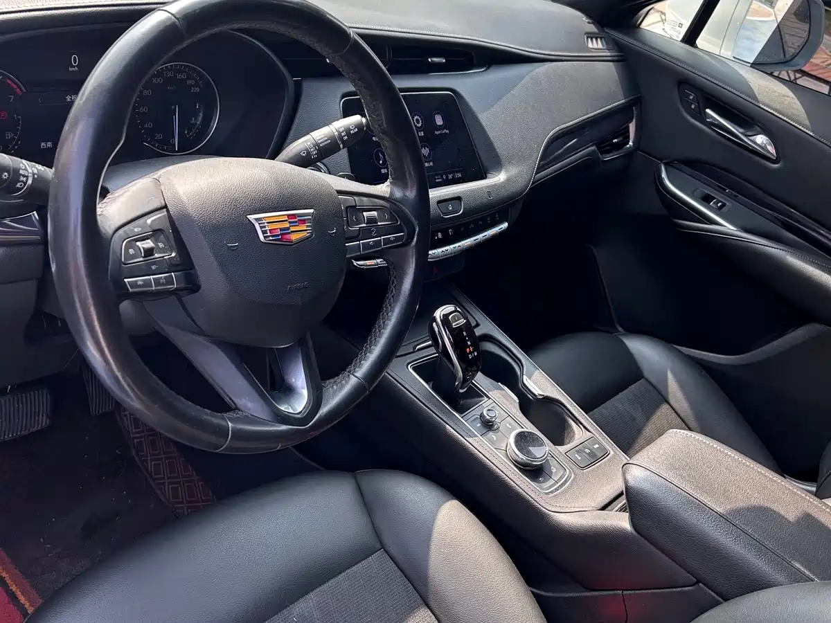 CADILLAC XT4