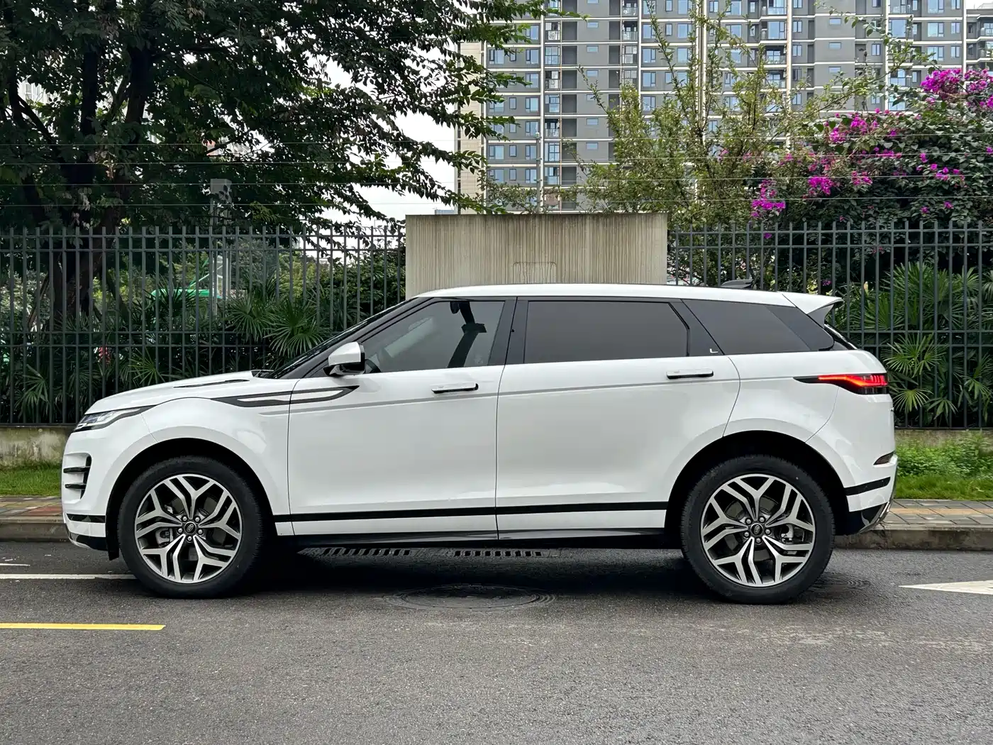 Land Rover Range Rover Evoque 2022 Range Rover Evoque L 249PS R-Dynamic Luxury Edition фото 9