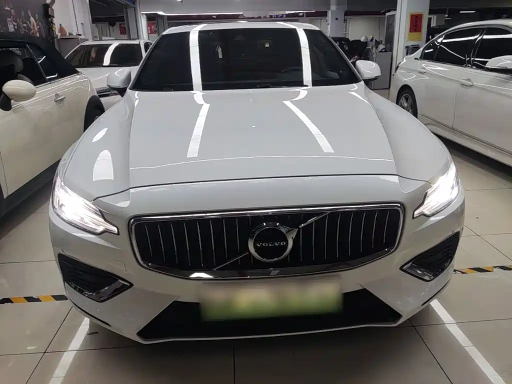 Фото 3 - Volvo S60 Plug-in Hybrid