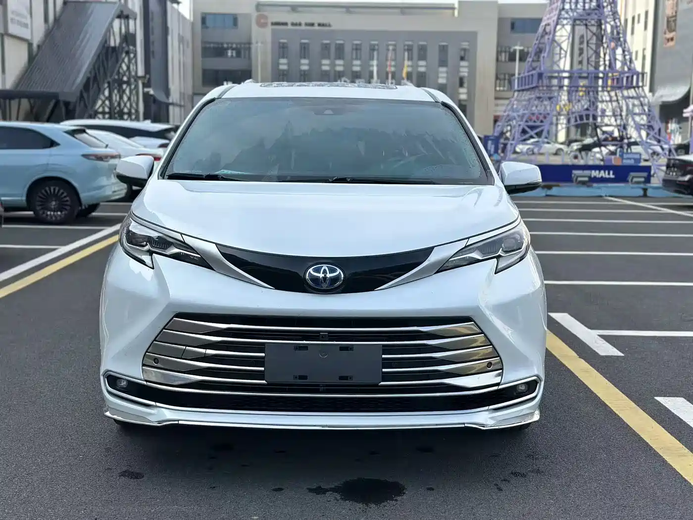 Toyota Sienna 2023 2.5L Hybrid Premium Edition фото 2