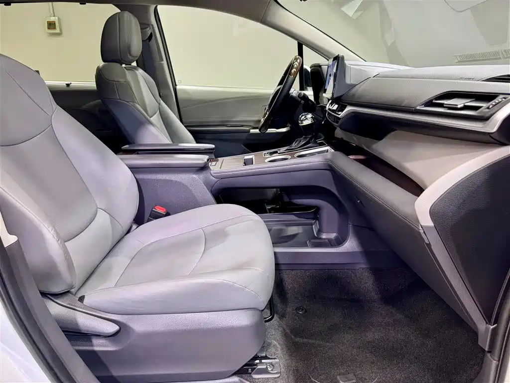 Toyota Granvia 2024 2.5L Hybrid Comfort фото 20