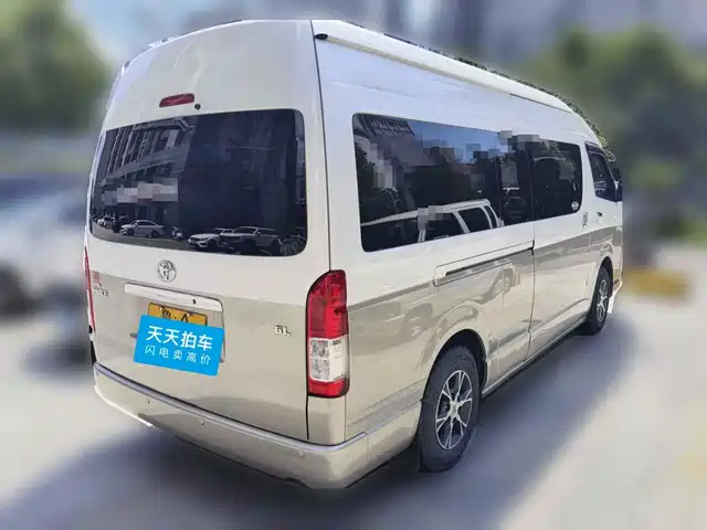 Toyota HIACE 2011 2.7L Automatic Standard 13-seater — фото 2