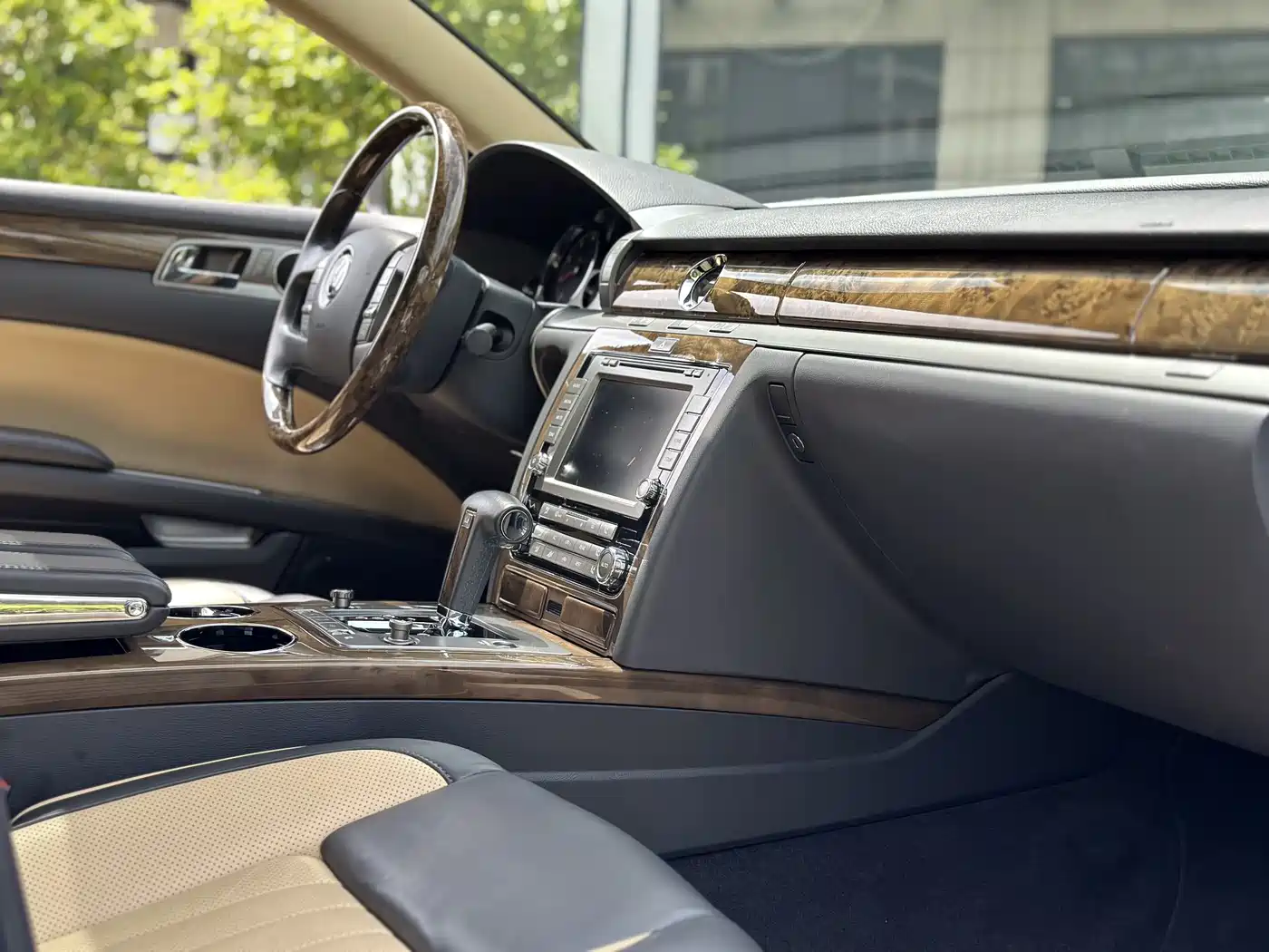 Volkswagen Phaeton 2012 3.6L Premium Custom фото 13