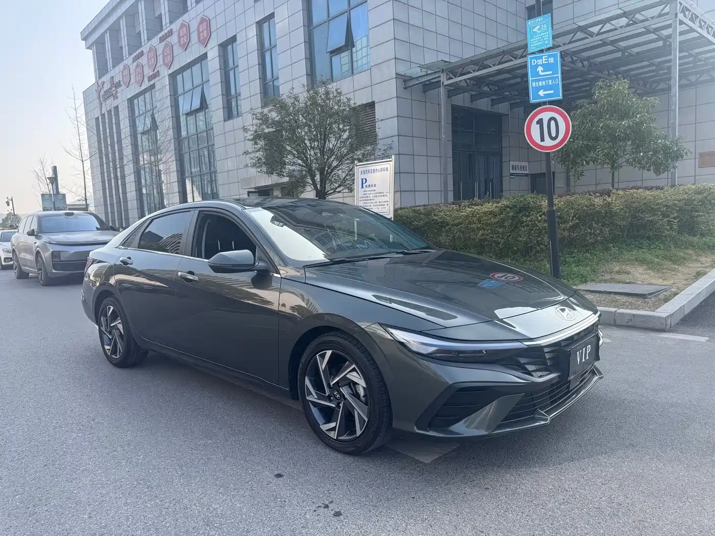 Hyundai Elantra 2023 Model 1.5L CVT LUX Premium Edition фото 3