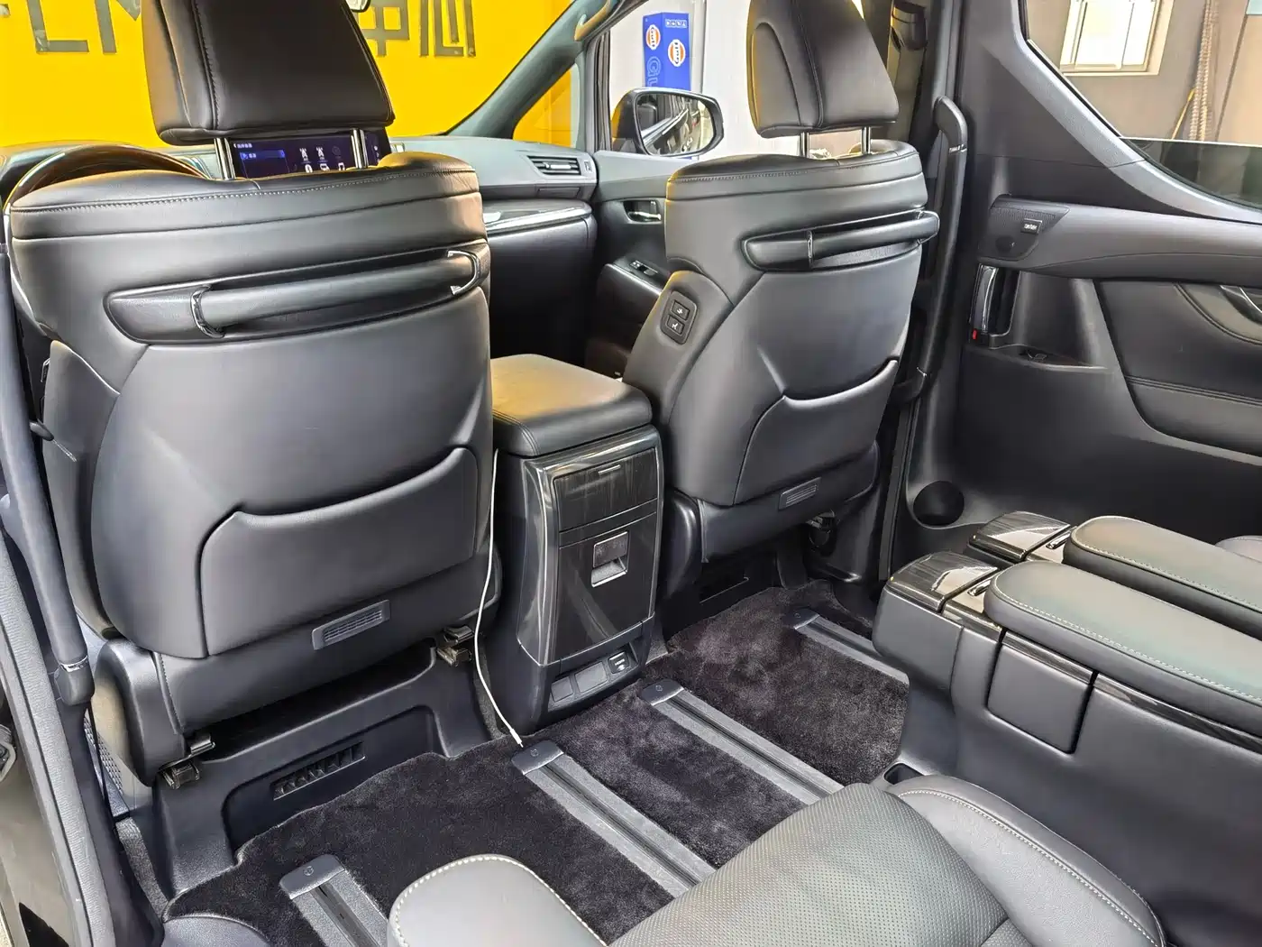 Lexus LM 2020 300h Seven-Seater Elegance Edition фото 14
