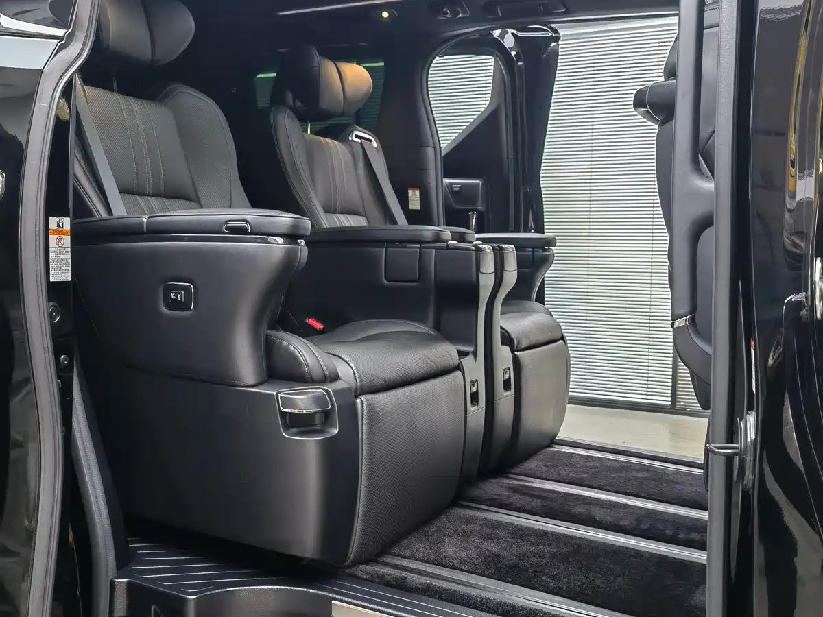 Lexus LM 2020 300h Seven-Seater Elegance Edition фото 11