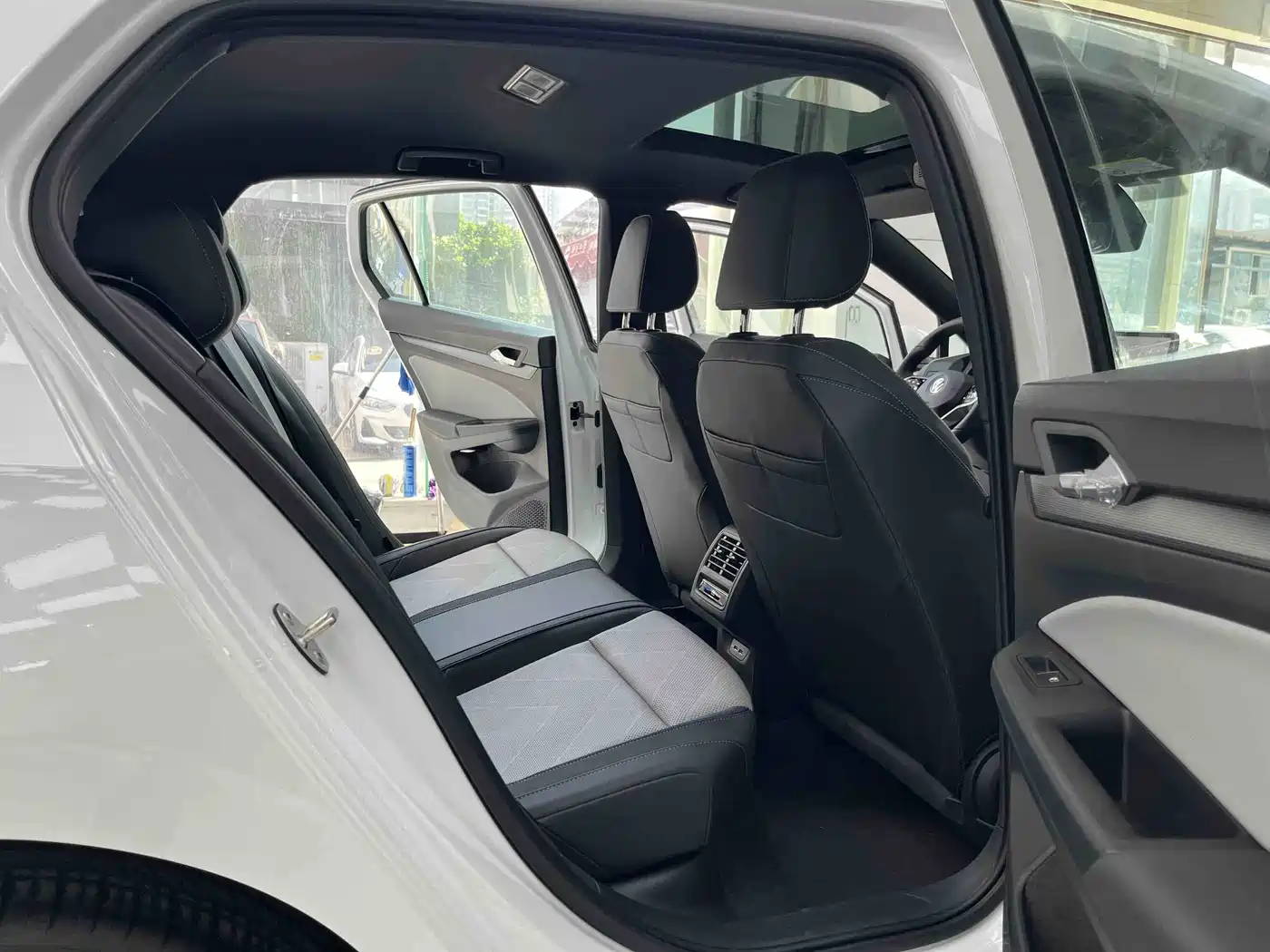 Volkswagen Golf 2025 Facelift 300TSI R-Line фото 11