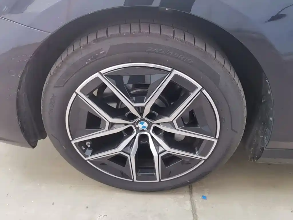 Photo 23 - BMW i5